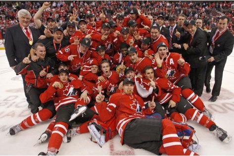 The Canadian team celebrates with head coach Pat Quinn (L) after defeating Sweden to win the gold medal game at the 2009 IIHF U20 World Junior Hockey Championships in Ottawa January 5, 2009. REUTERS/Shaun Best (CANADA)