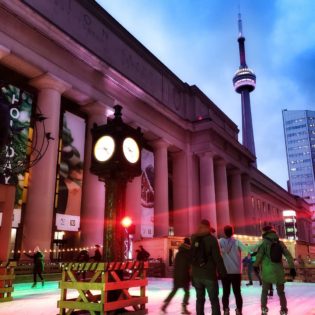 TD Union Winter（無料野外スケートリンク） @ the Sir John A. Macdonald Plaza（Union駅前の時計のあるエリア） | Toronto | Ontario | カナダ